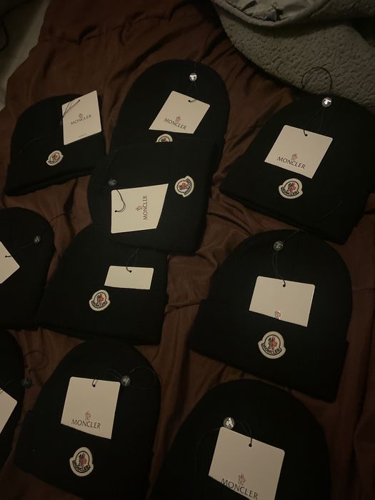 Lote de gorros da Moncler (15 unidades)