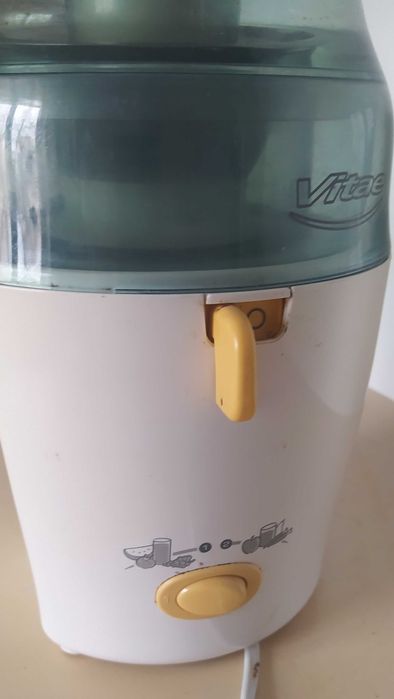 Соковитискач Moulinex JU210