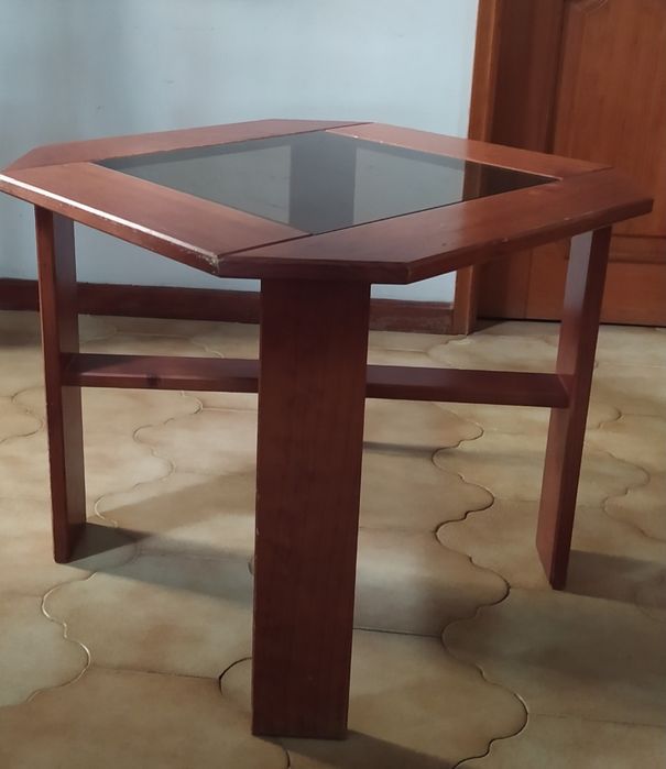 Conjunto de mesa com cadeiras,  móvel com portas vidro e sofá c mesa