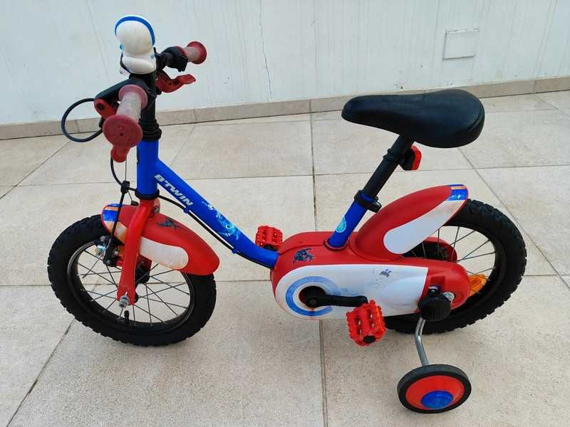 Bicicleta infantil à espera de novo dono, com ou sem rodinhas