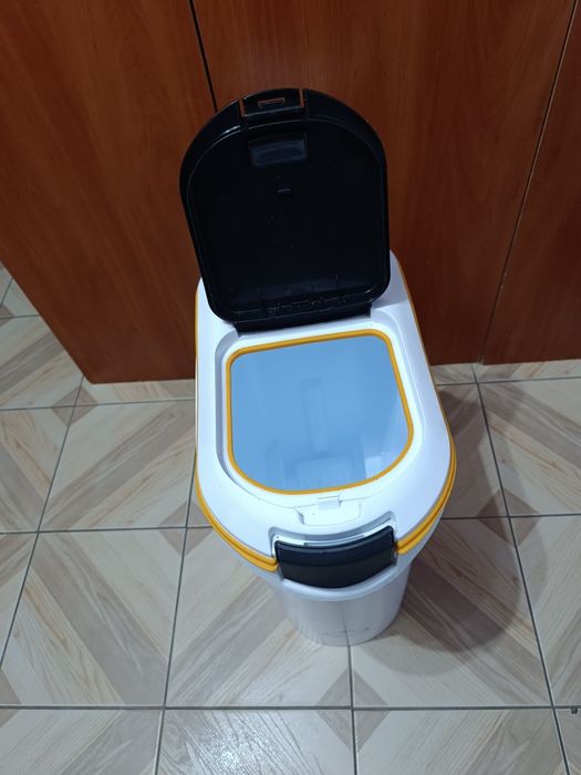 Pojemnik na karmę suchą, duży, poj.  do 20 kg