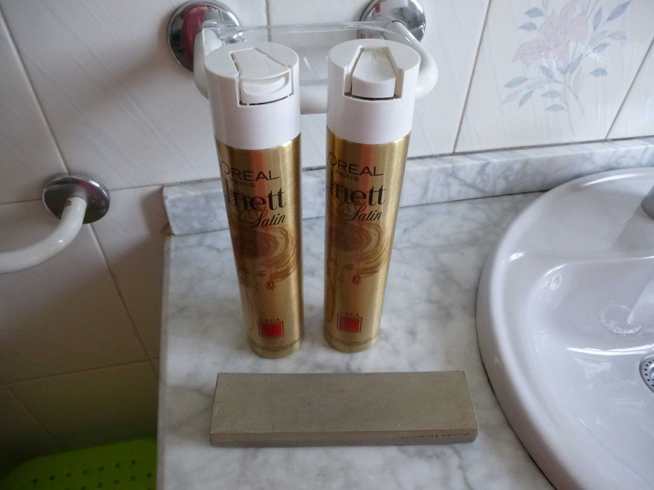 Laca para cabelo e pedra de afiar navalhas