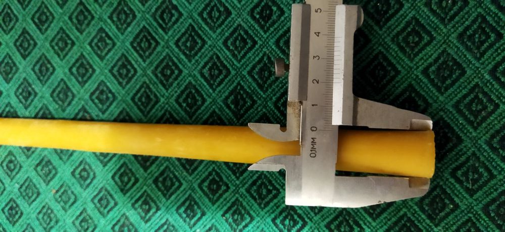 Свеча восковая .