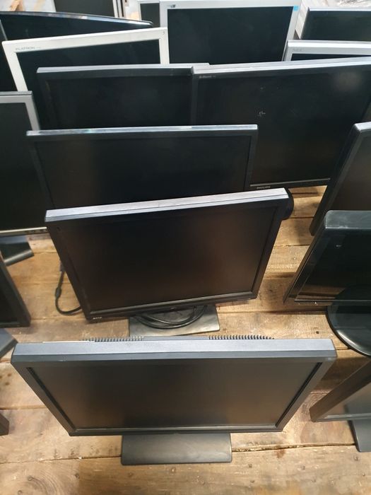 Monitory różne rodzaje 17 cali  dsub