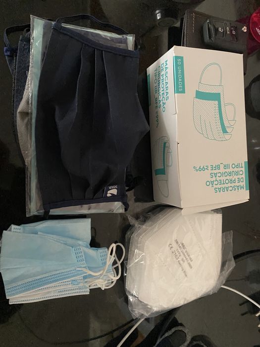 Várias máscaras faciais covid