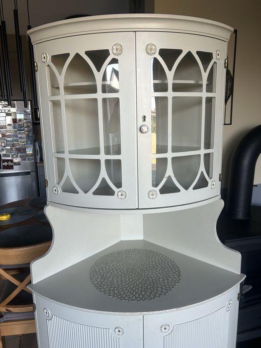 Komoda narożna używana bielona