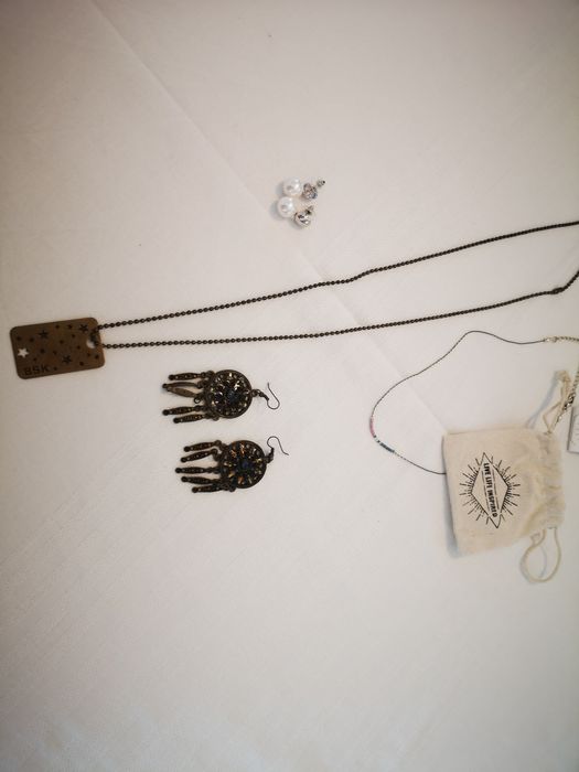 Vendo bijuteria variada brincos colares