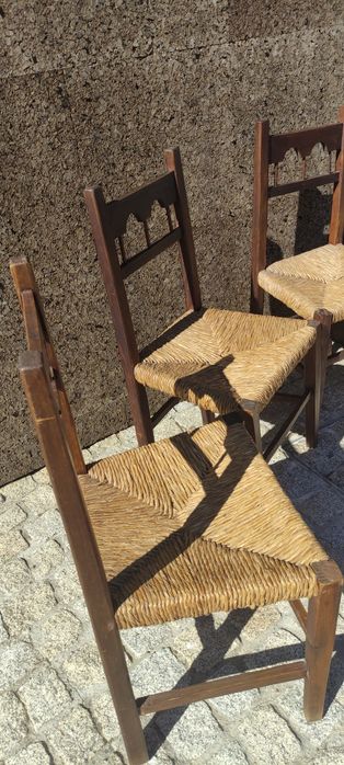 3 cadeiras em madeira