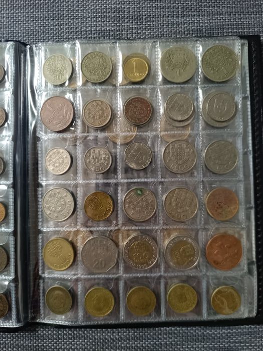 Escudos em notas e moedas para colecionadores