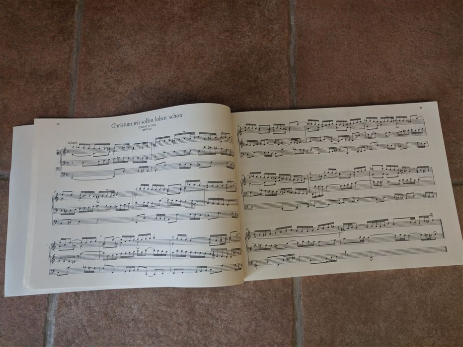 Livro com peças para órgão de Bach volume 1