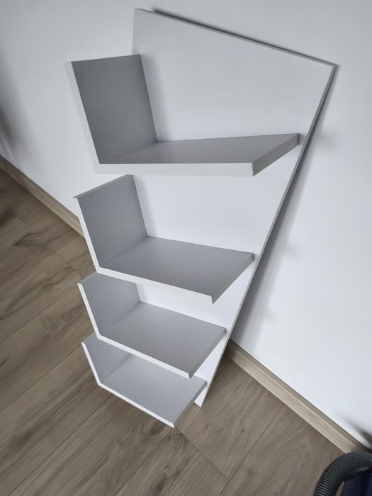 Półka wisząca na książki