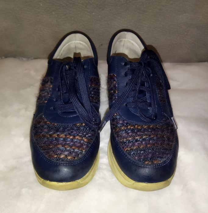 Sapatos de menina em pele