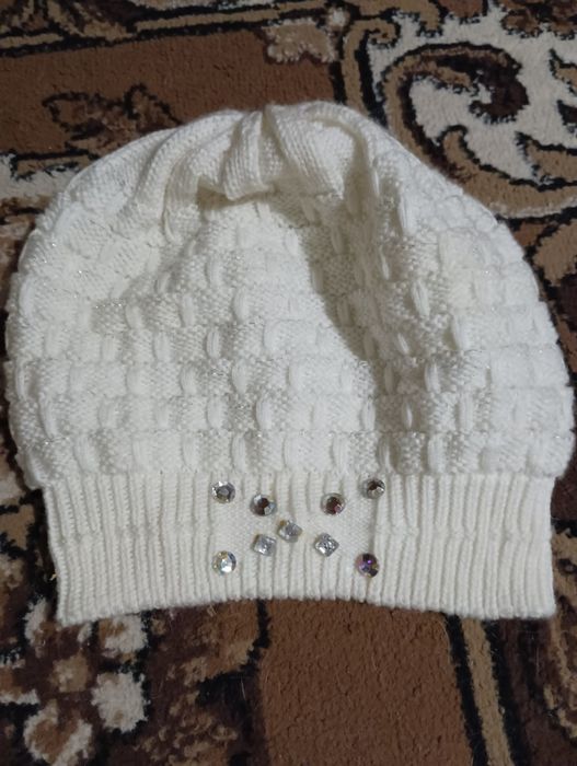 Продам берет белого цвета.