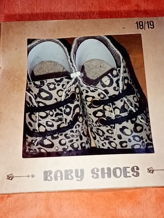 Nowe buciki niemowlęce niechodki rozmiar 18/19