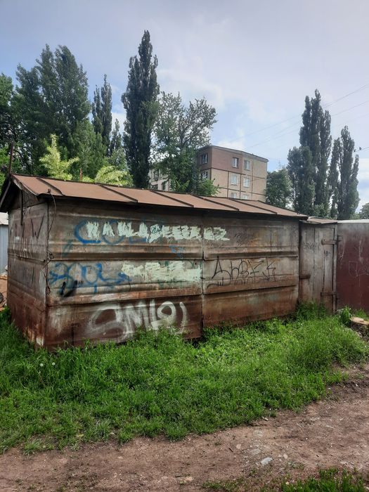 Гараж в районе гостиницы Киев