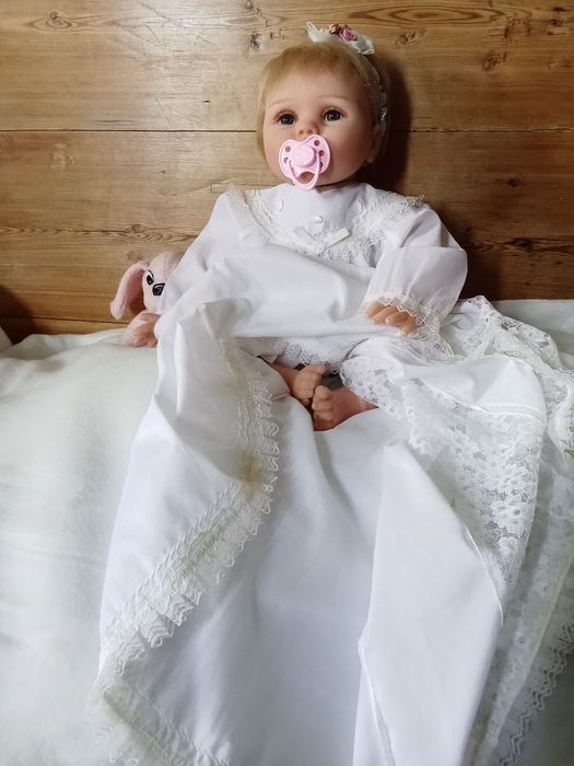 Boneca bebe reborn com vestido de batizado