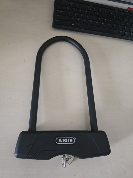 Zapięcie U-lock ABUS Granit Plus
460 czarny / Rozmiar: 23 cm / Typ
mocowania: USH 460