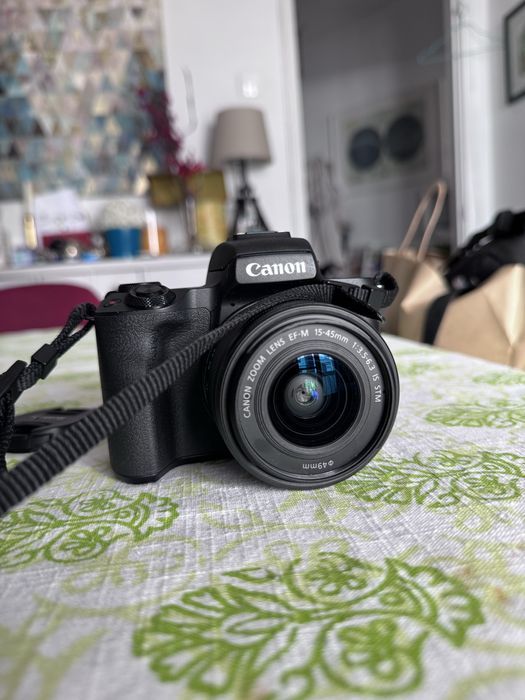 Canon EOS M50 preta + objetiva EF-M 15-45 mm IS STM preta