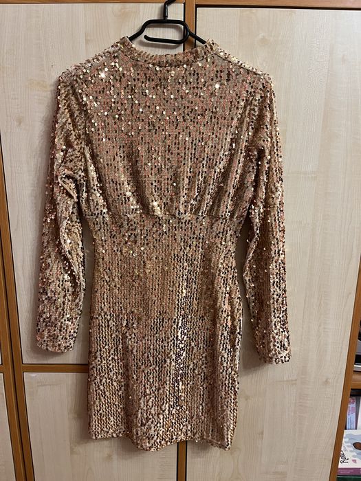 Cekinowa sukienka wieczorowa