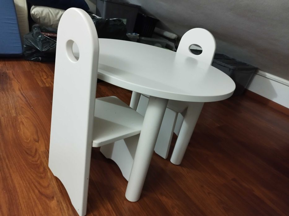 Mesa e duas cadeiras para quarto criança