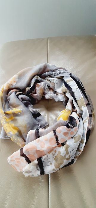 NOWA. Apaszka, chusta, szal