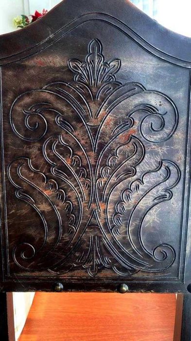 Mesa de Sala c/ Cadeiras (em mogno)