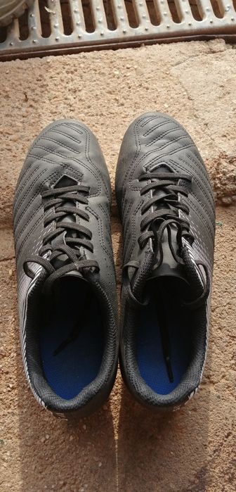 Chuteiras Kipsta e sapatilhas Adidas 
Sapatilhas Adidas, ve