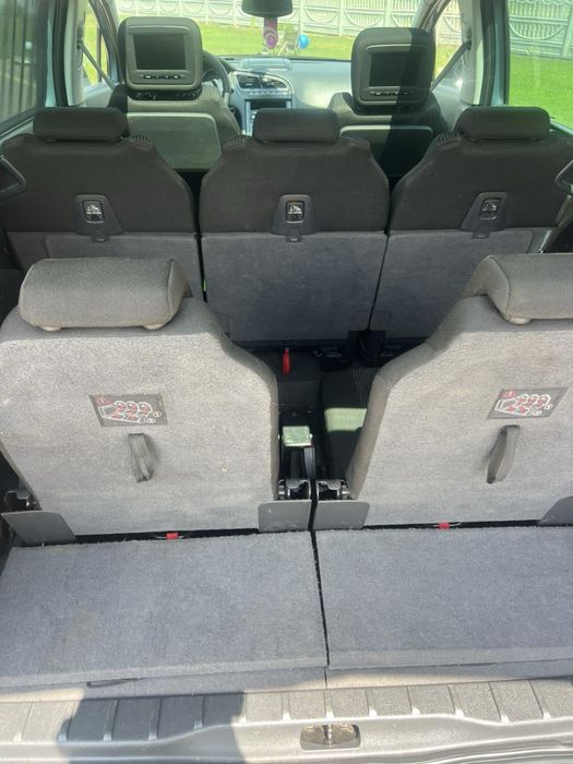 Peugeout 5008.