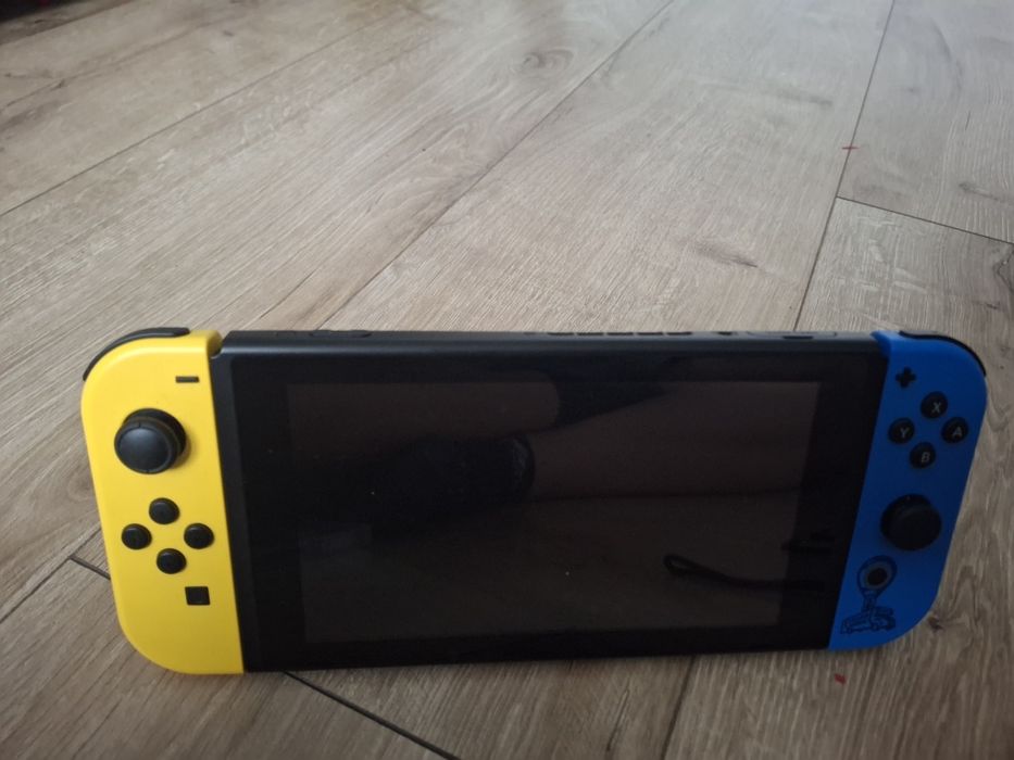 Nintendo Switch Fortnite Edition + 3 gry + etui + karta pamięci 64GB