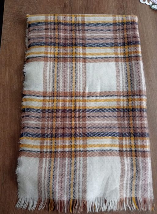 jasny szal w brązowo żółtą kratę