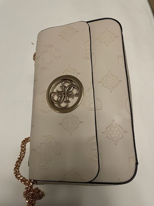 Жіноча сумка GUESS  HWSR7186210 бежевого кольору  ціна зізнижкою 650гр