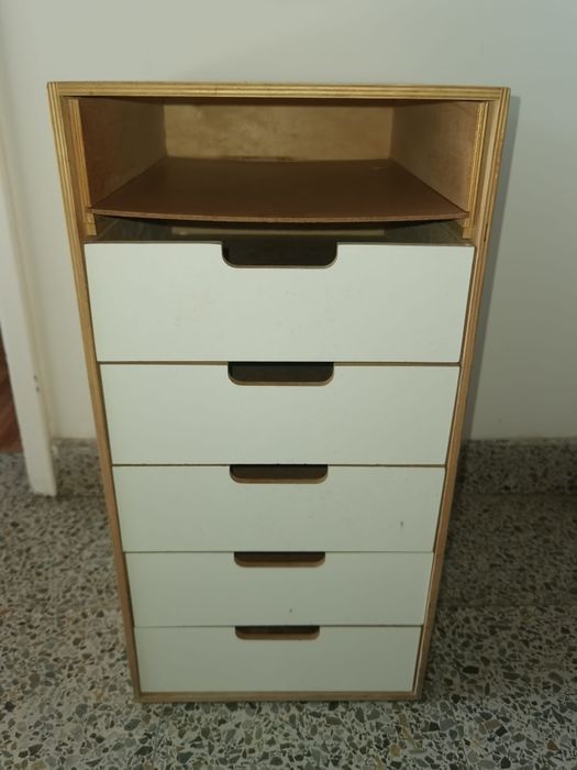 Móvel de arrumação com gavetas