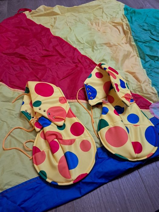 Обувь клоуна и покрывало клоуна