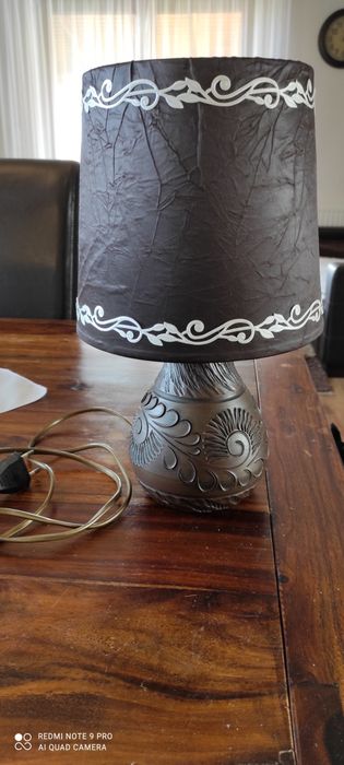 Lampka nocna rzeźbiona podstawą