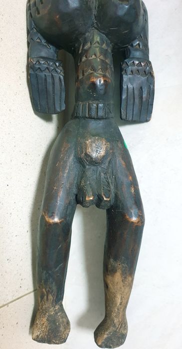 Grande antiga escultura da Deusa da fertilidade africana em madeira