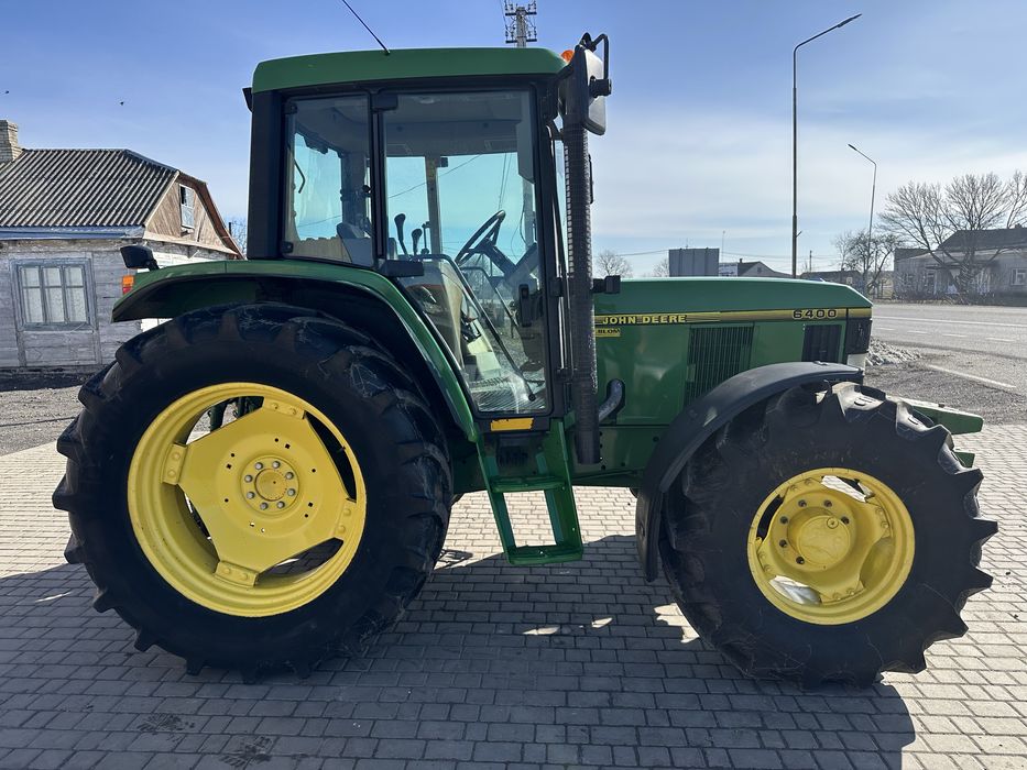 Трактор John Deere 6400