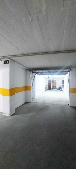 Box fechada para dois carros