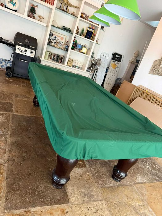 Mesa de Snooker como nova com oferta de tacos e pano