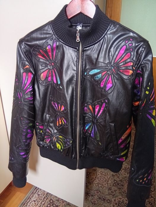 Продам женскую красивую курточку.