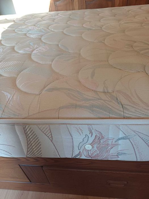 Colchão de cama de casal, impermeabilizado, usado mas como novo