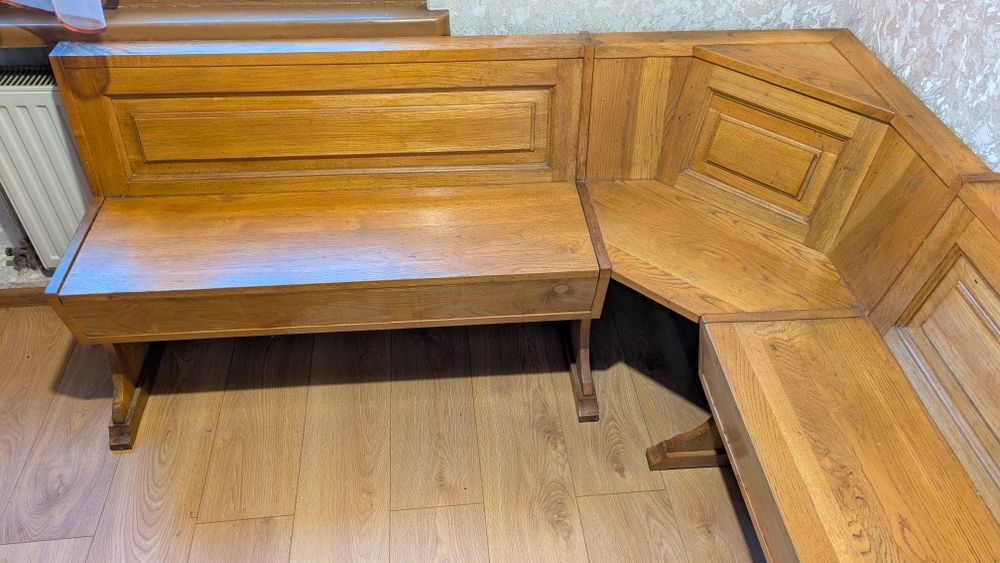 Кухонний куточок з натурального дерева, міцний, у хорошому стані