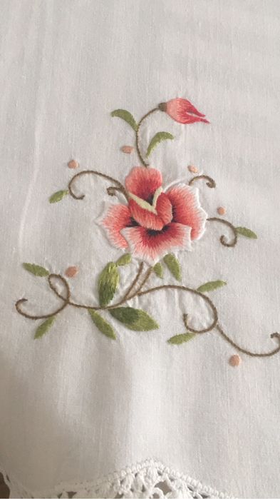 Linda toalha bordada redonda