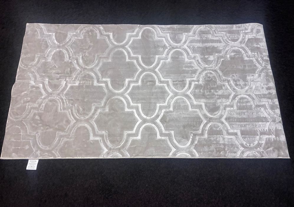 Beżowy dywanik mały