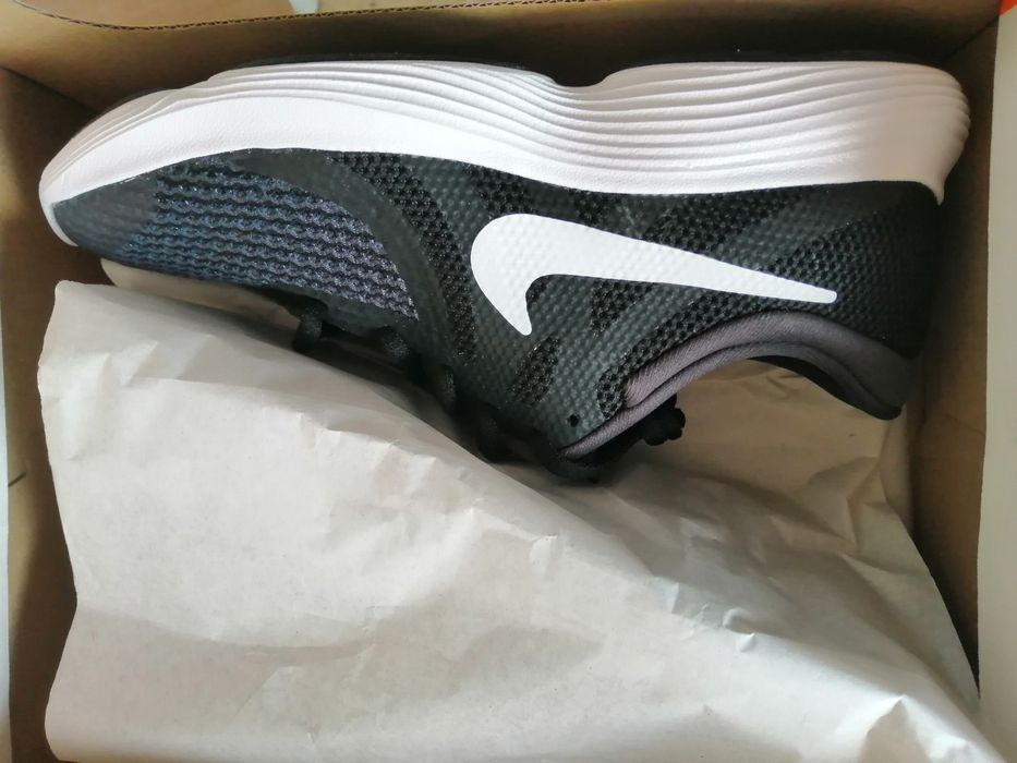 Ténis Nike Revolution 4 Black/White
