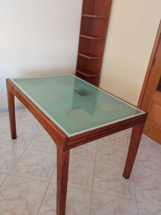 Mesa de jantar em madeira e vidro extensivel