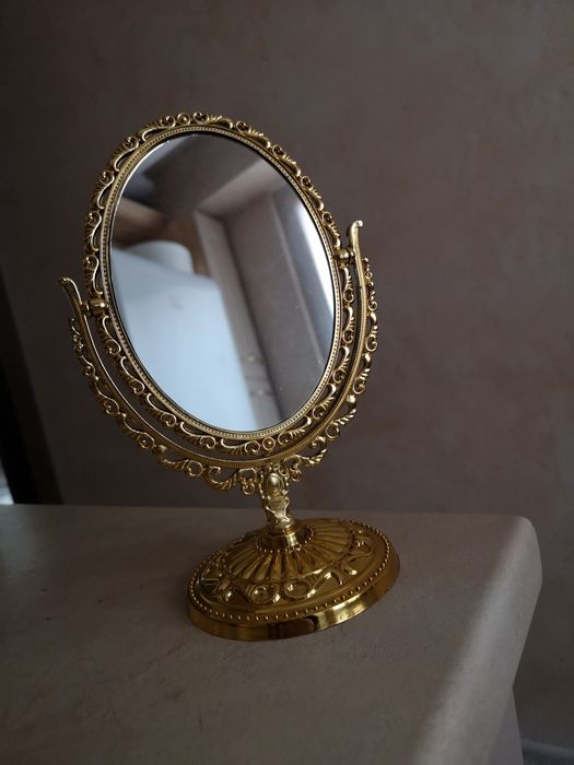 Lusterko w kolorze złotym