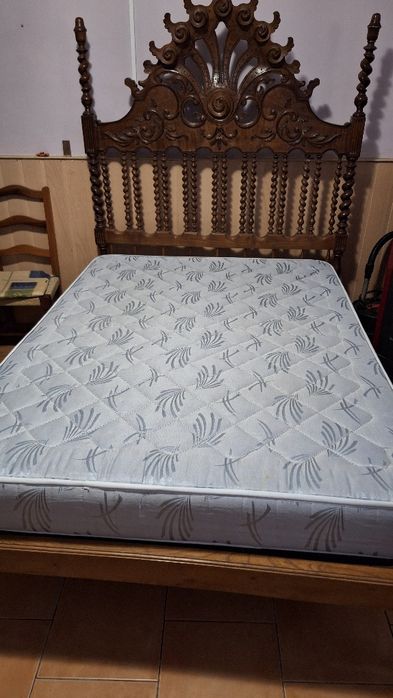 Cama de casal antigo