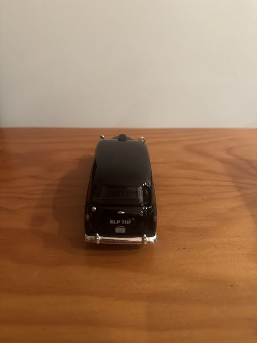 Miniatura austin rx4 1:43