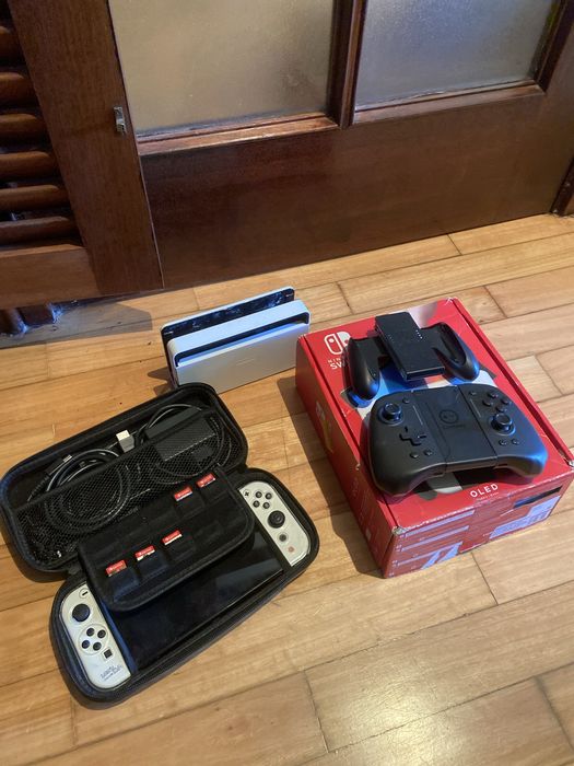 Nintendo Switch oled cinco jogos cartão de memória 256 gigas e mais um controle profissional
