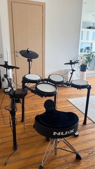 Електронна ударна установка Alesis Nitro Max + стілець NUX